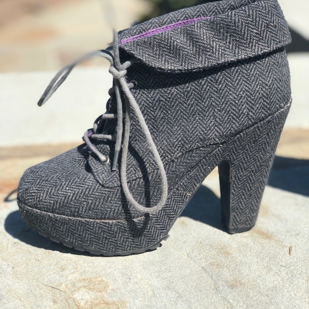 Chunky platform heals